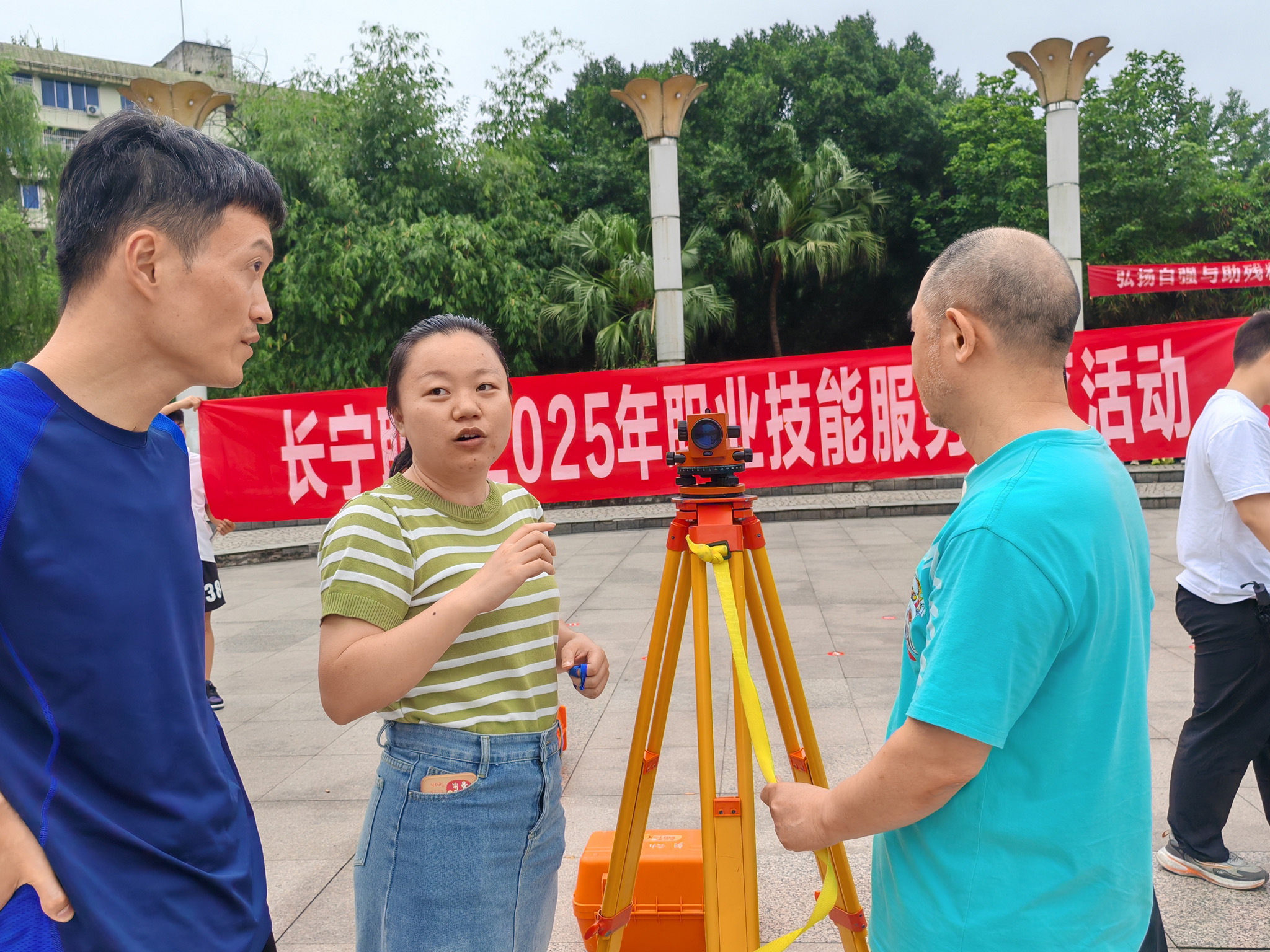 职教暖社区  技能展风采 长宁职校开展职业技能服务进社区活动